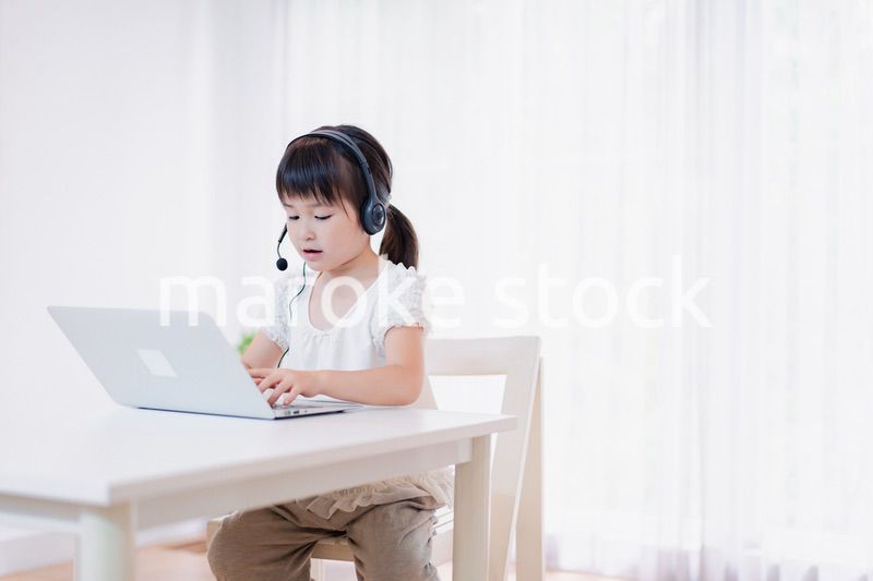 パソコンを使う小さな女の子