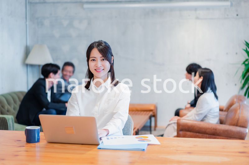 オフィスで事務作業をするビジネスウーマン