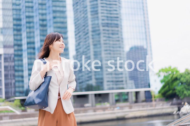 外回りをするビジネスウーマン