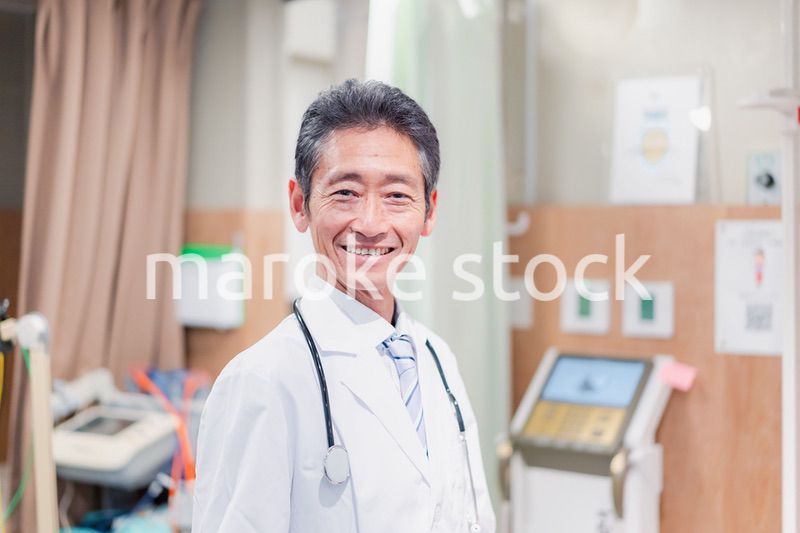 病院で働く高齢の男性ドクター