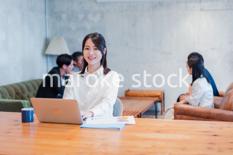 オフィスで事務作業をするビジネスウーマン