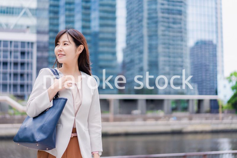 外回りをするビジネスウーマン