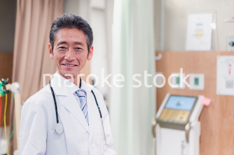 病院で働く高齢の男性ドクター