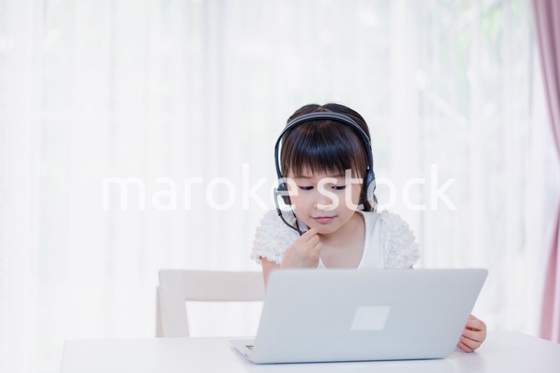 パソコンを使う小さな女の子