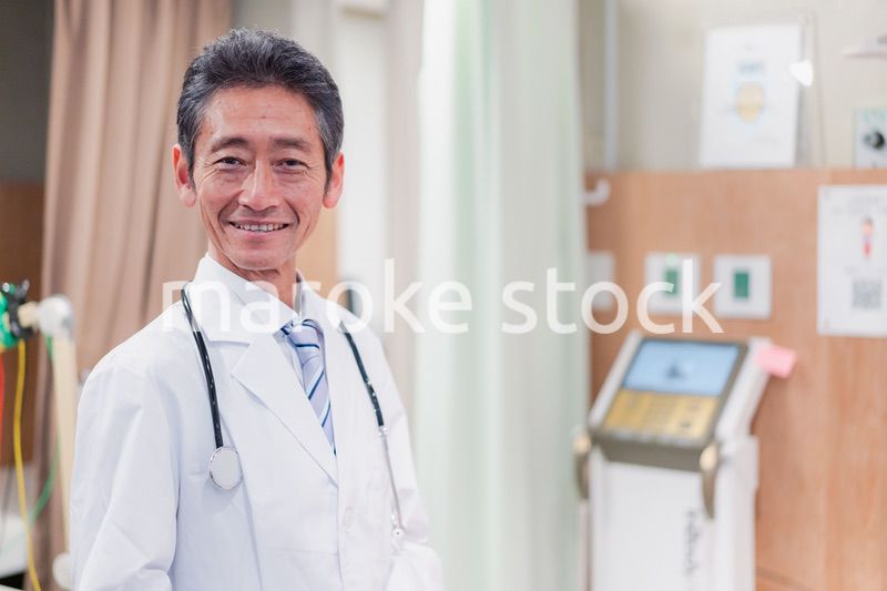 病院で働く高齢の男性ドクター