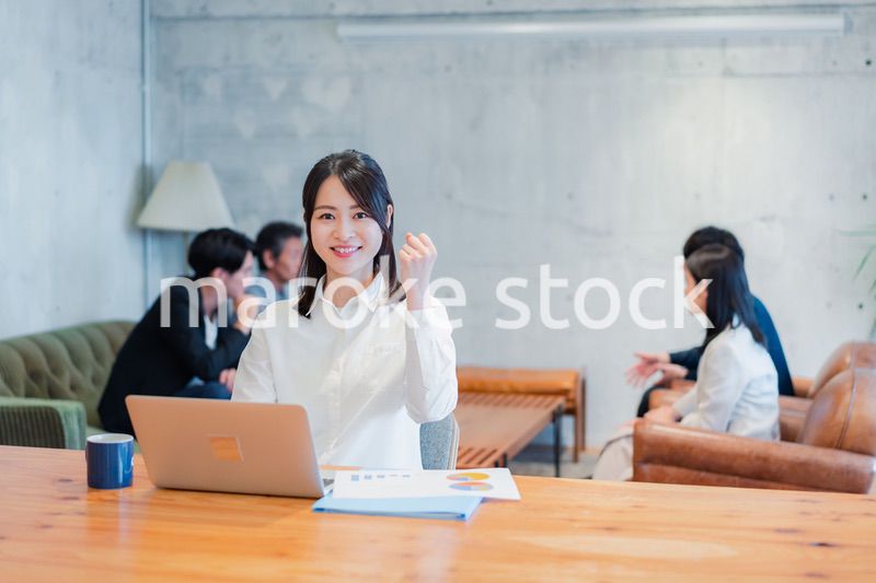 オフィスで楽しく働くビジネスウーマン