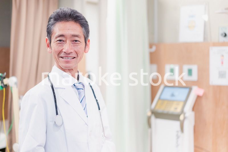 病院で働く高齢の男性ドクター