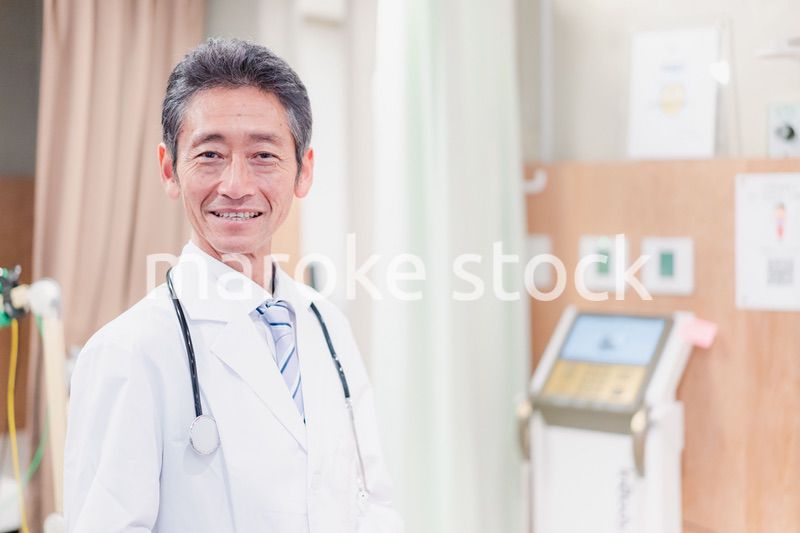 病院で働く高齢の男性ドクター