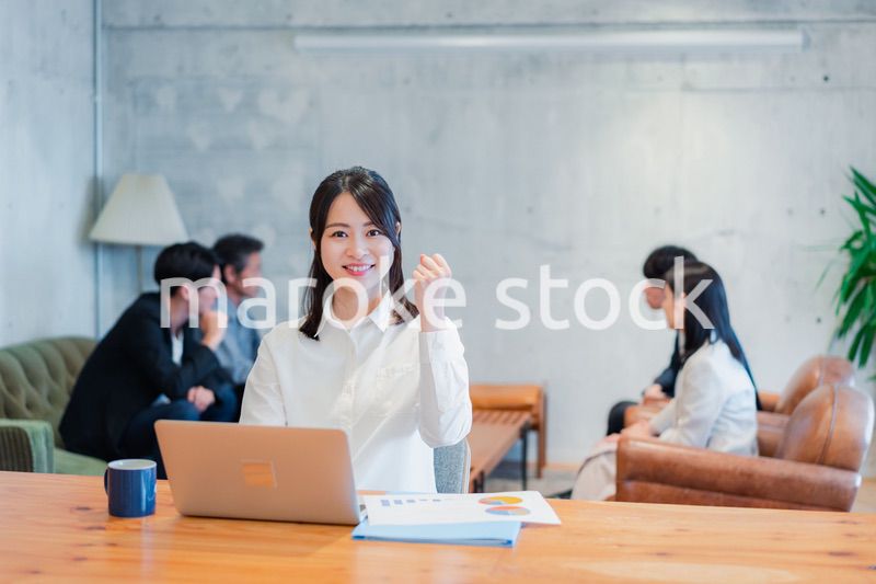 オフィスで楽しく働くビジネスウーマン