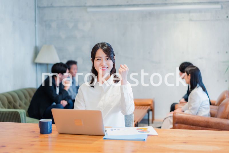 オフィスで楽しく働くビジネスウーマン