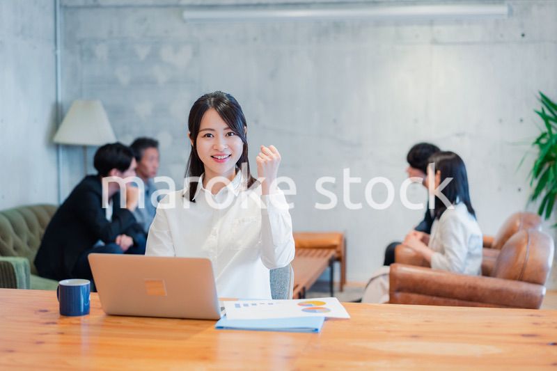 オフィスで楽しく働くビジネスウーマン