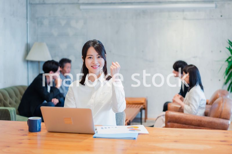 オフィスで楽しく働くビジネスウーマン
