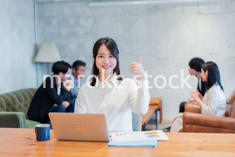 オフィスで楽しく働くビジネスウーマン