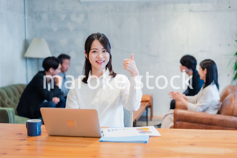 オフィスで楽しく働くビジネスウーマン