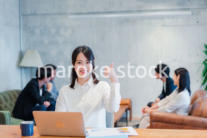 オフィスで楽しく働くビジネスウーマン