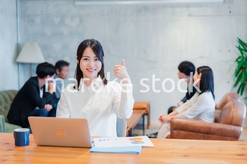 オフィスで楽しく働くビジネスウーマン