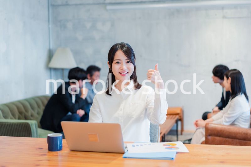 オフィスで楽しく働くビジネスウーマン