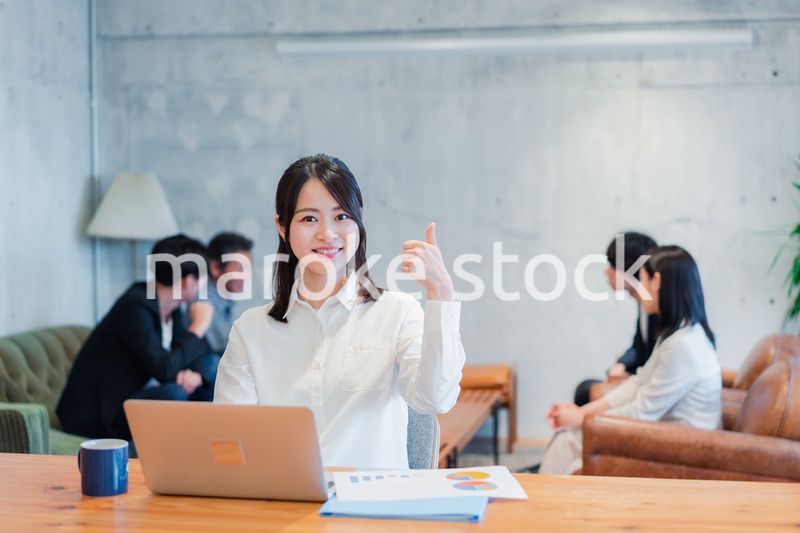 オフィスで楽しく働くビジネスウーマン