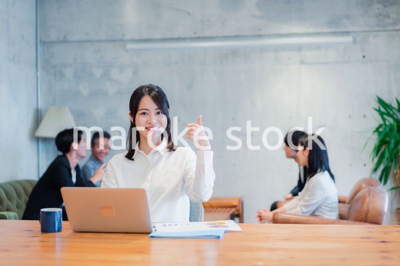 オフィスで楽しく働くビジネスウーマン