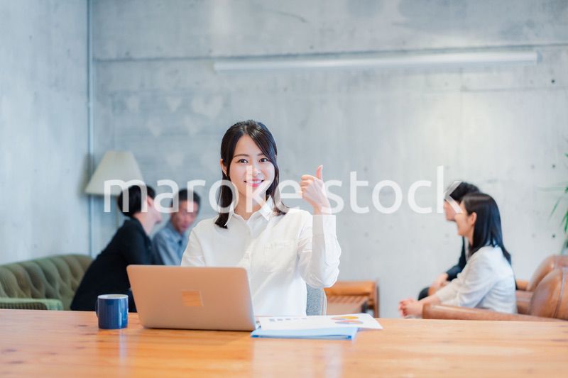 オフィスで楽しく働くビジネスウーマン