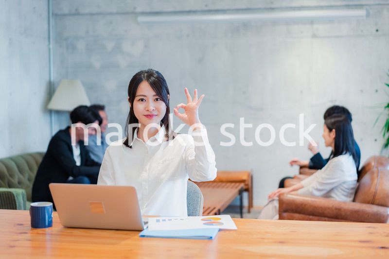 オフィスで楽しく働くビジネスウーマン