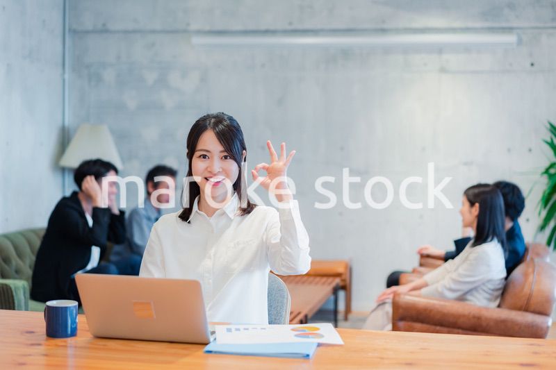 オフィスで楽しく働くビジネスウーマン