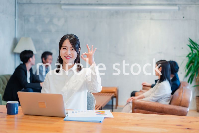 オフィスで楽しく働くビジネスウーマン