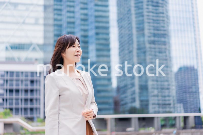 外回りをするビジネスウーマン