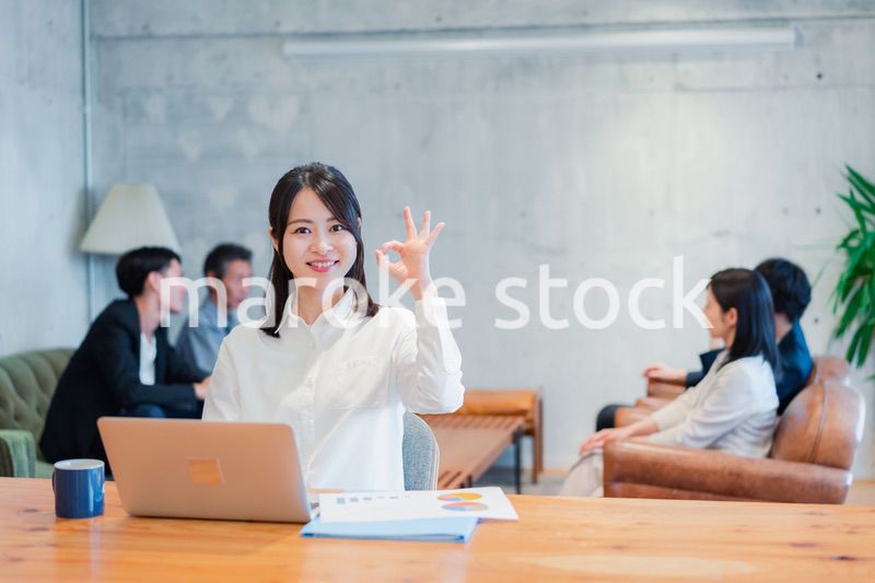 オフィスで楽しく働くビジネスウーマン