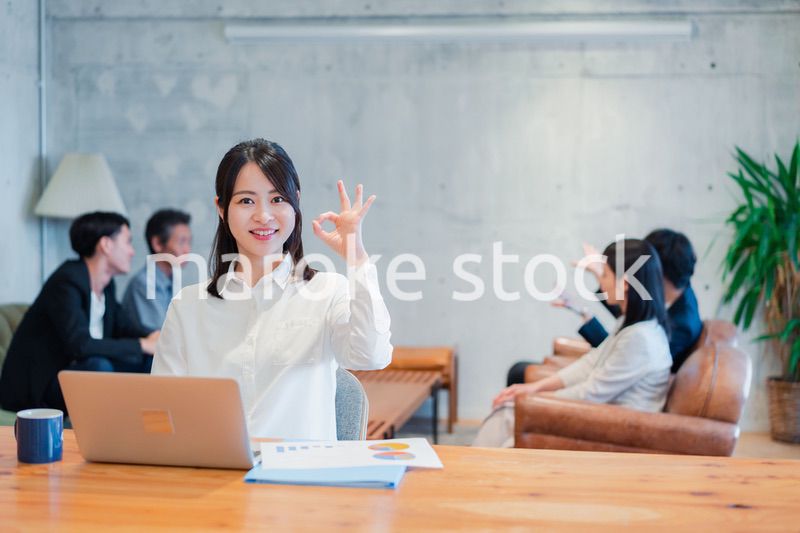 オフィスで楽しく働くビジネスウーマン