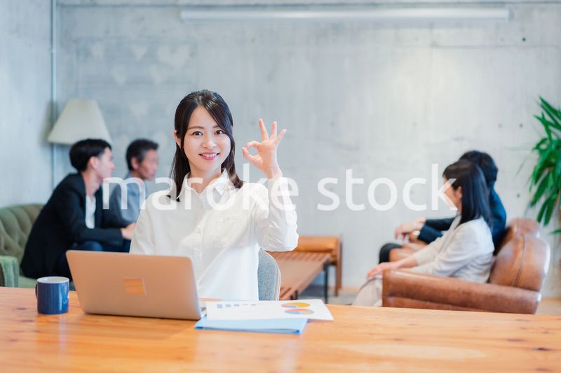 オフィスで楽しく働くビジネスウーマン