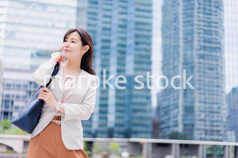 外回りをするビジネスウーマン