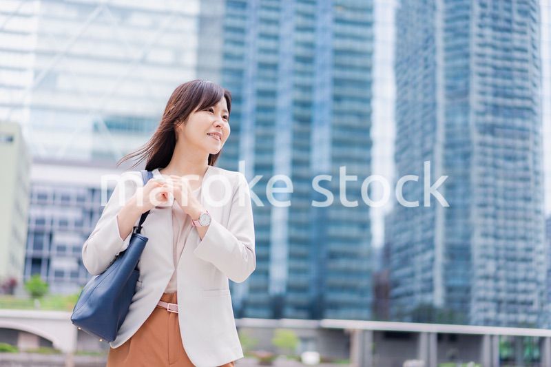 外回りをするビジネスウーマン