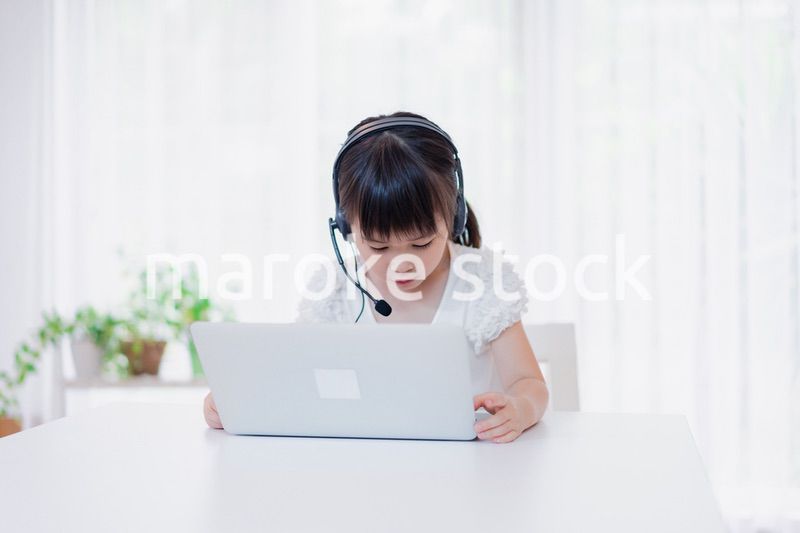 パソコンを使う小さな女の子