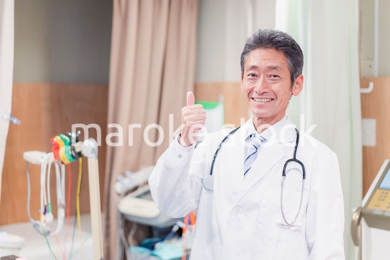 グッドサインをするベテランのドクター