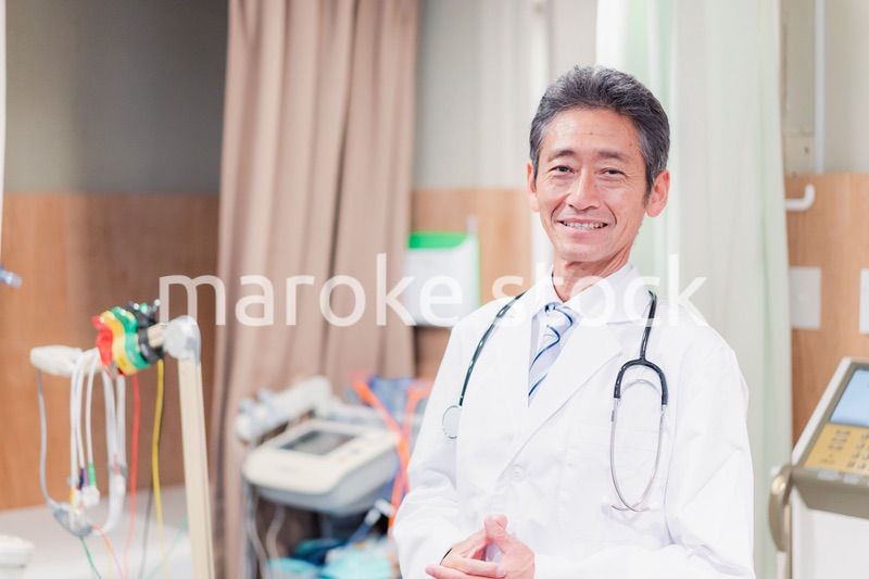 病院で働く高齢の男性ドクター