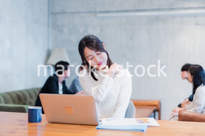 残業で疲れるビジネスウーマン