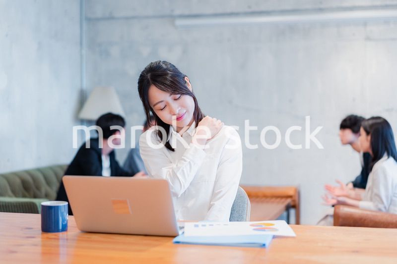 残業で疲れるビジネスウーマン