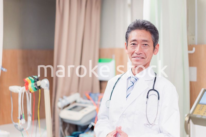 病院で働く高齢の男性ドクター