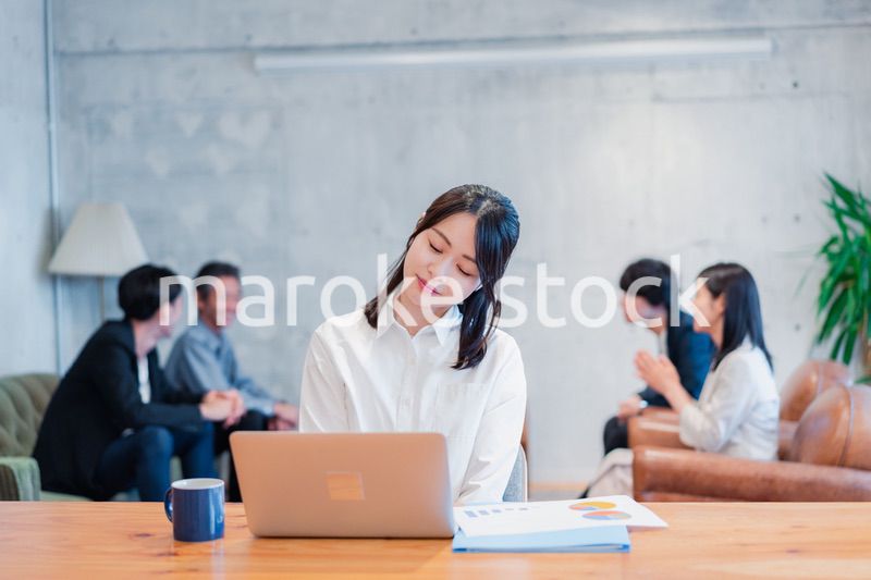 残業で疲れるビジネスウーマン