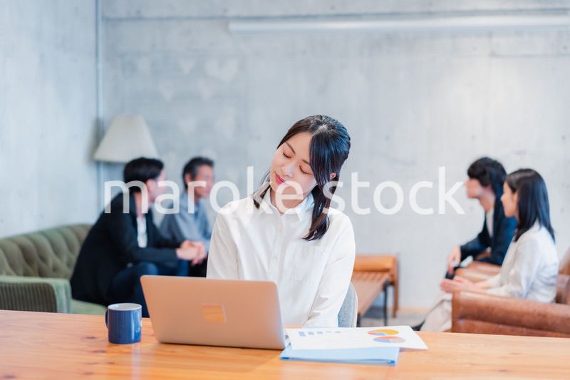 残業で疲れるビジネスウーマン