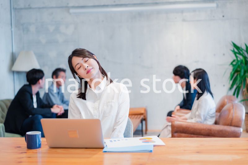 残業で疲れるビジネスウーマン