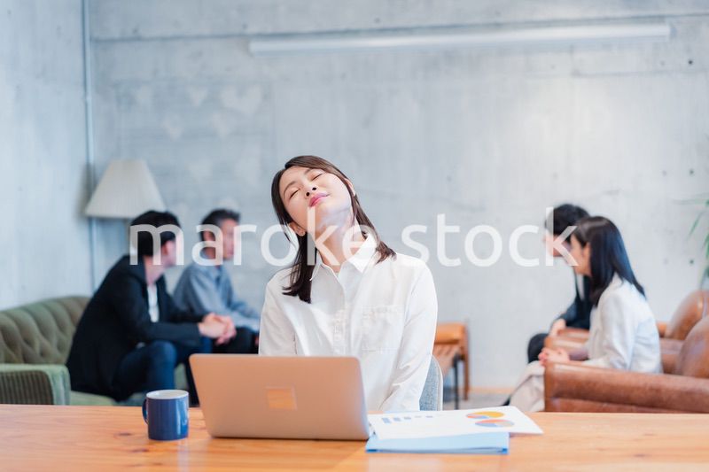 残業で疲れるビジネスウーマン