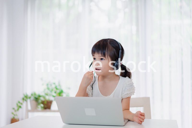 パソコンを使う小さな女の子