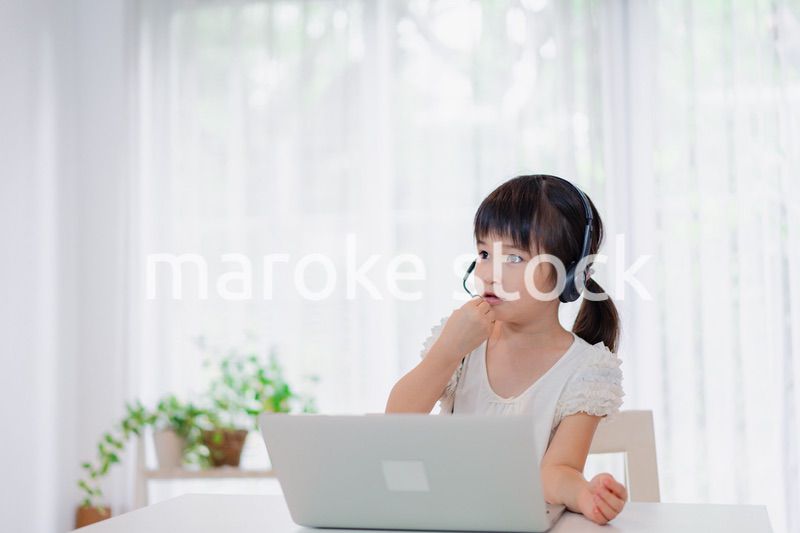 パソコンを使う小さな女の子