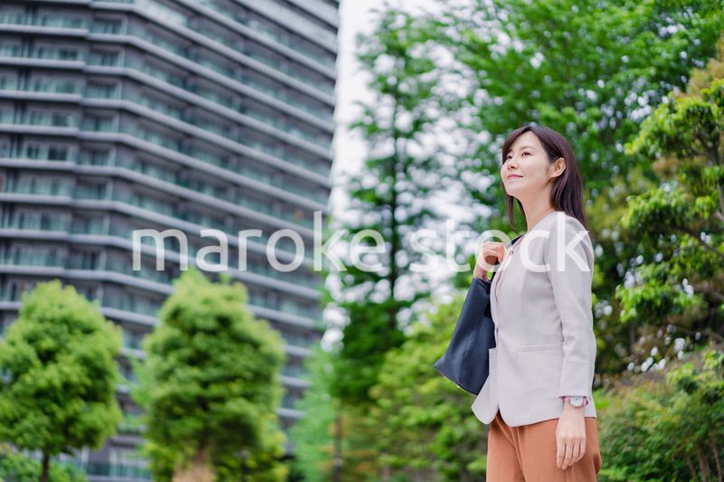 タワーマンションから通勤するビジネスウーマン