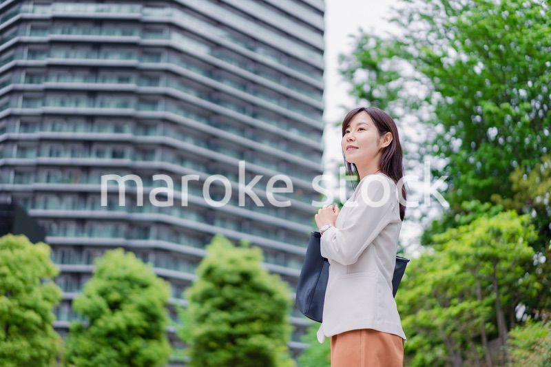 タワーマンションから通勤するビジネスウーマン