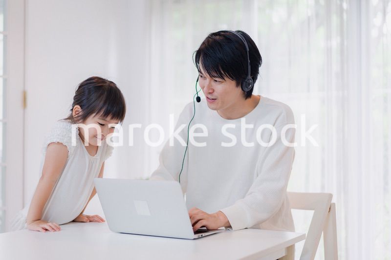 在宅勤務をするお父さんを邪魔する子ども