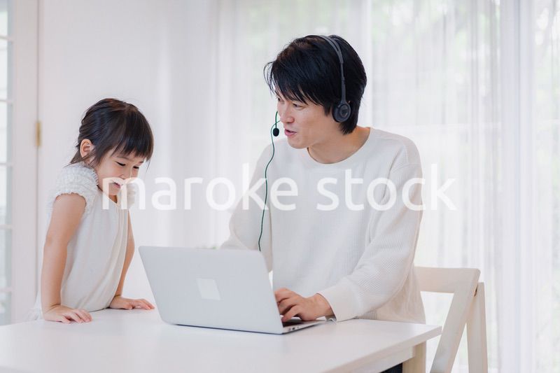 在宅勤務をするお父さんを邪魔する子ども