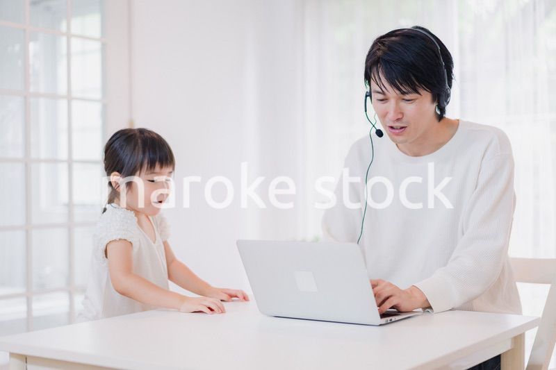 在宅勤務をするお父さんを邪魔する子ども